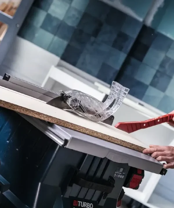 BOSCH stolna kružna pila za ivericu s aluminijskim vodilima i zaštitom.