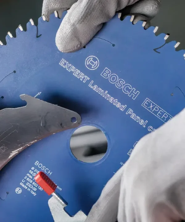 Bosch kružna pila za oplemenjenu ivericu EXPERT Laminated Panel s plavom cirkularnom oštricom.