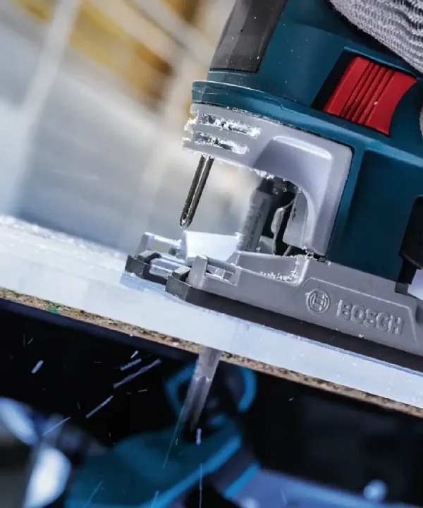 Bosch ubodna pila s crvenim dodirom i vodoravnom oštricom na ploči.