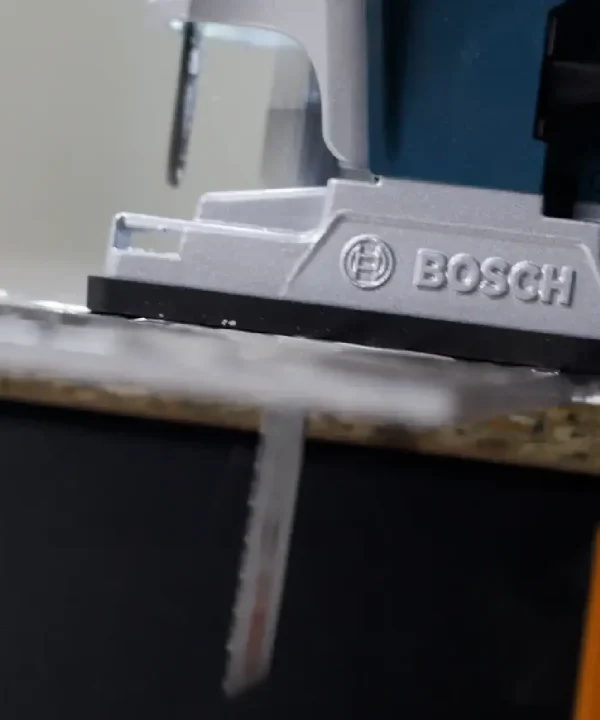 Bosch kućište ubodne pile s logom Bosch na metalnom dijelu i reznom pločom.
