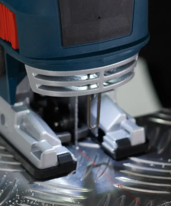 Detalj ubodne pile Bosch s kovinskim dijelom pend, rezanje aluminija i obojenih metala.