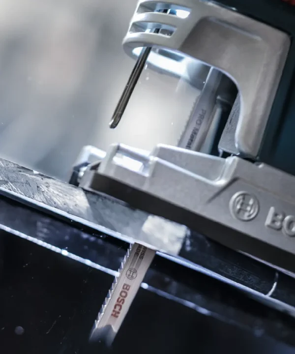 Bosch ubodna pila u radu za metal, detalj reza.