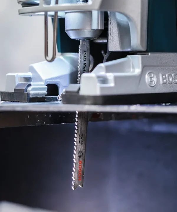 Bosch ubodna pila T123XF za debeli i tanki metal s zupčastim lično rezom.