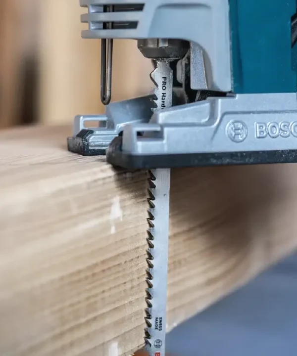 Pogled na Bosch PRO Hard wood pilu za debelo drvo i oštrice.