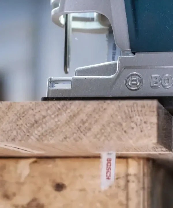 Bosch ugradna/ručna pila na drvenom komadu s oznakom BOSCH.