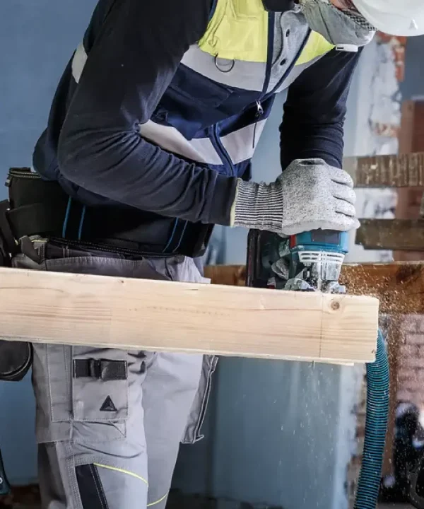 Bosch brusilica za pilu s drvenim komadom i sigurnosnim odjevnim sredstvom.