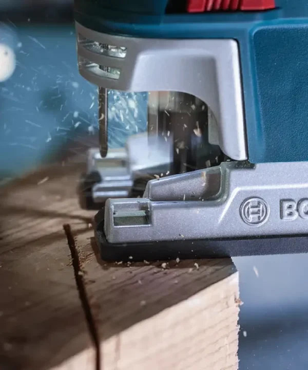 Bosch ubodna pila prisutna na drvnom komadu prilikom rezanja.