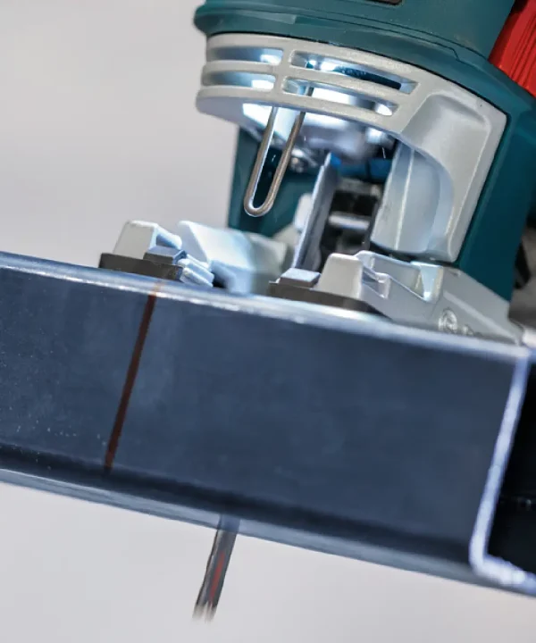 Bosch alat za ubodnu pilu na metalnom profilu.