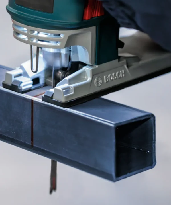 Bosch ubodna pila rezanje metalne cijevi i profila s vodilom.