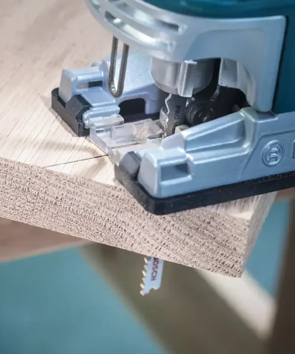 Bosch ubodna pila u radu s komadom drva MDF i tvrdo drvo.