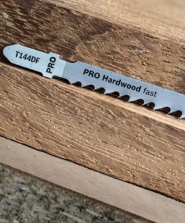 T144DF PRO Hardwood fast pila za tvrdo drvo na drvenom panelu.