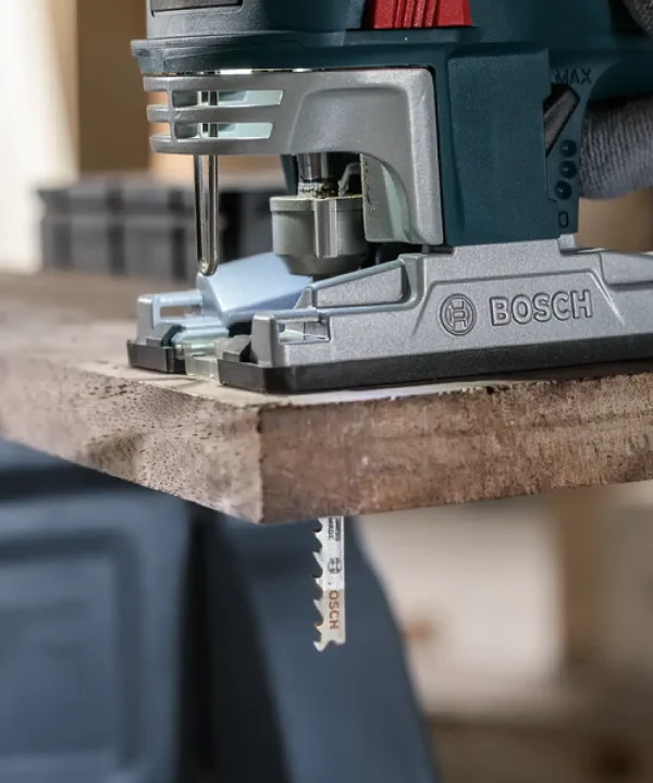 Bosch ubodna pila na drvenoj ploči u radionici.