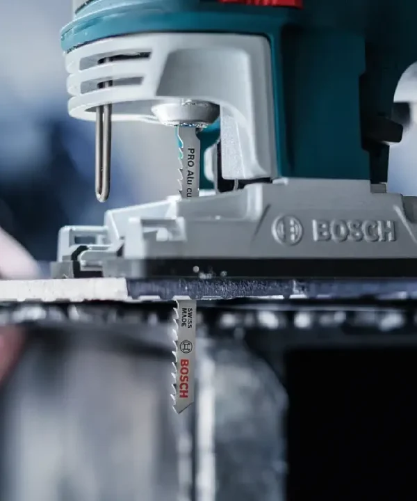 Bosch ubodna pila za aluminij s mlaznicom i oštricom, prikaz vodilice za rezanje aluminija.