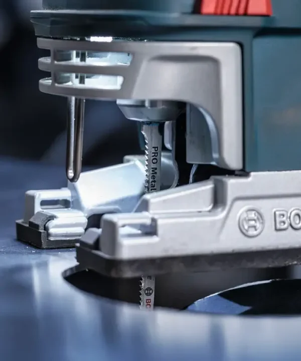 Bosch ubodna pila s metalnim nastavcima i prilagođenom oštricom.