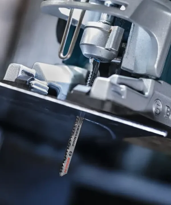Bosch ubodna pila s metalnim rezom, djelovni alat u upotrebi.