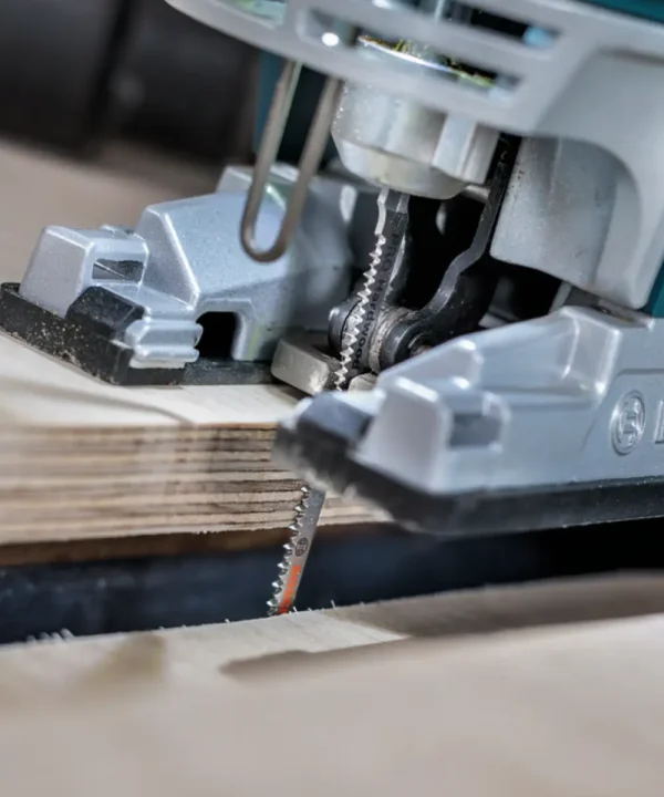 Bosch ProT101AOF ubodna pila u radu rezanje tvrdog drveta.
