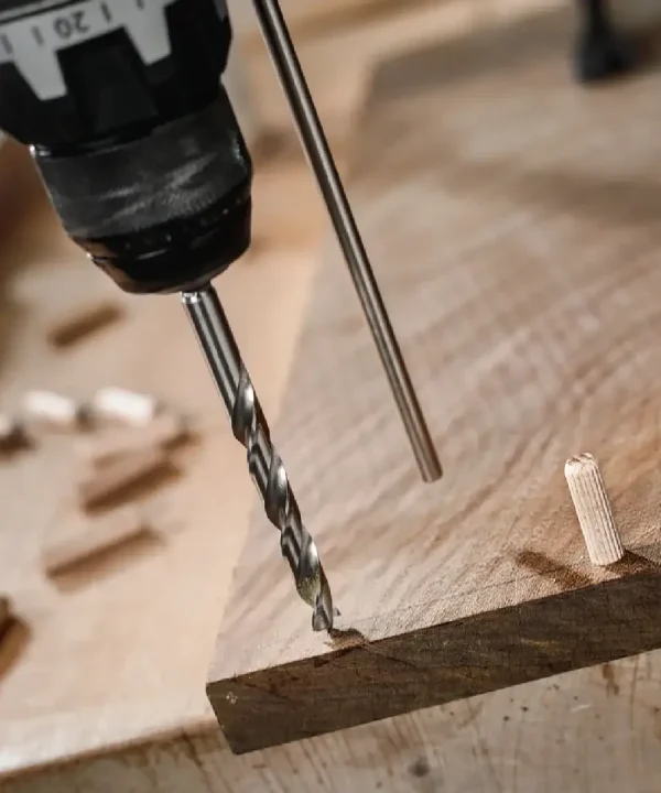 Bosch spiralno svrdlo za drvo PRO Wood HSS sa šesterostranim prihvatom 2-10 mm u upotrebi.